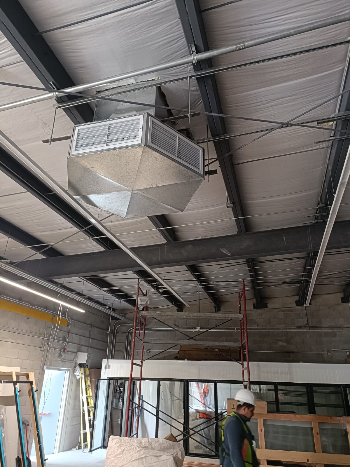 Difusor y ducto galvanizado en nave comercial